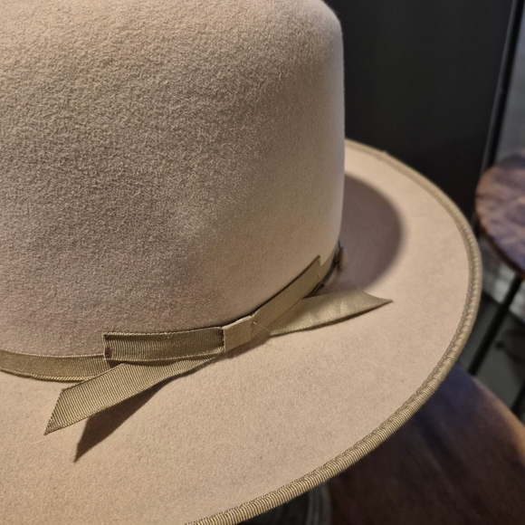 Akubra Imperial Quality Hat with Gold and Red Emblem - Picture 4 of 4